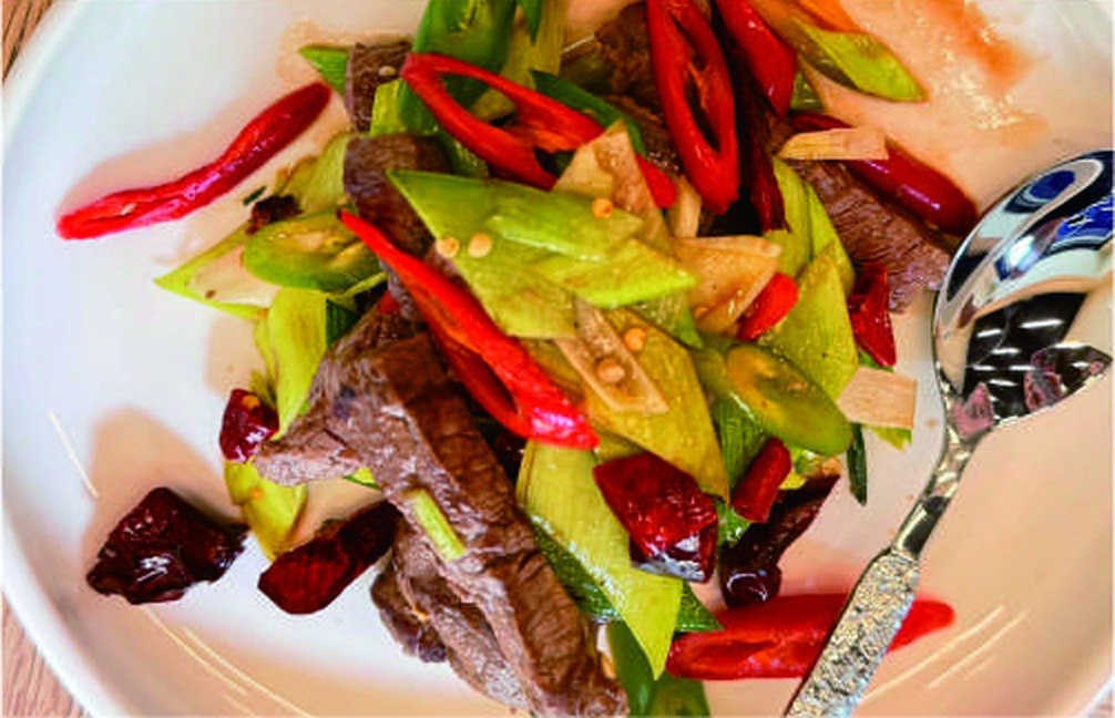 Filetto di manzo saltato con peperoncini in salamoia