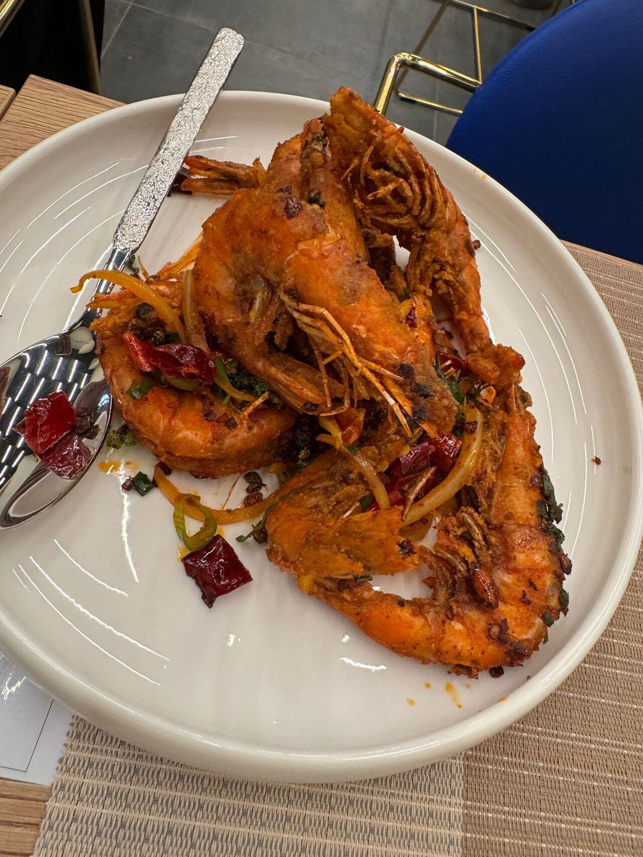 Gamberoni fritti in crosta speziata con peperoncini secchi.
