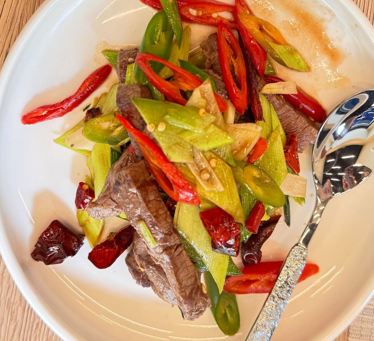 Manzo a fette saltato con peperoncini verdi e rossi.